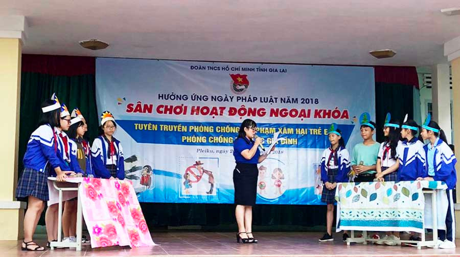 Các em học sinh tham gia các phần thi tại hoạt động ngoại khóa. Ảnh: Thủy Bình