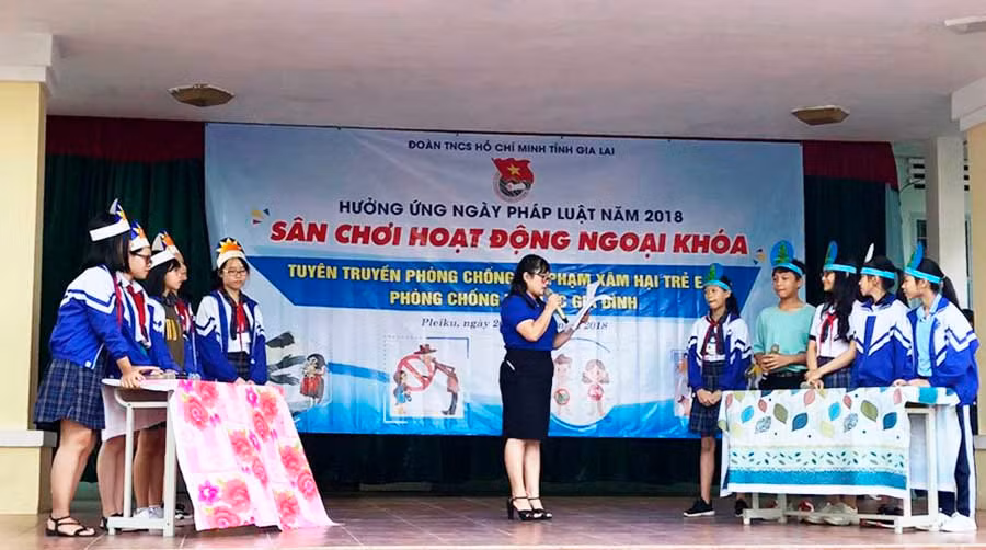 Các em học sinh tham gia các phần thi tại hoạt động ngoại khóa. Ảnh: Thủy Bình