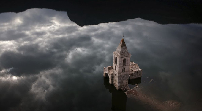 Vilanova de Sau, vùng Catalan, Tây Ban Nha: Tàn tích của một nhà thờ kiểu La Mã xây dựng từ thế kỷ 11 trong lòng hồ chứa nước ở vùng Catalan. Dưới lòng hồ là một ngôi làng cổ và nhà thờ. Đến tháng 1, lượng nước trong hồ xuống thấp để lộ ra một phần công trình cổ xưa này. Ảnh: Emilio Morenatti/AP.