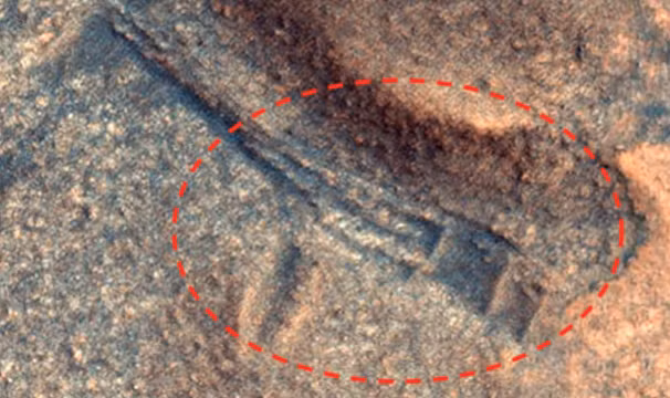  Dấu vết được cho là được khắc bởi một chủng tộc người ngoài hành tinh trên sao Hỏa. (Ảnh: UFO Sighting Daily) 