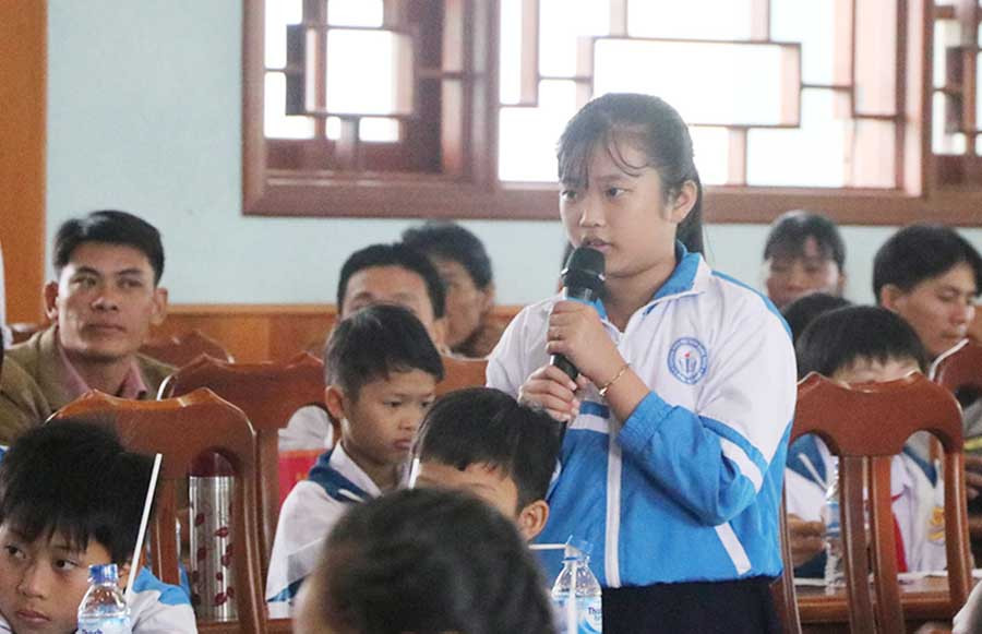  Các em học sinh phát biểu tại buổi đối thoại. Ảnh: N.M