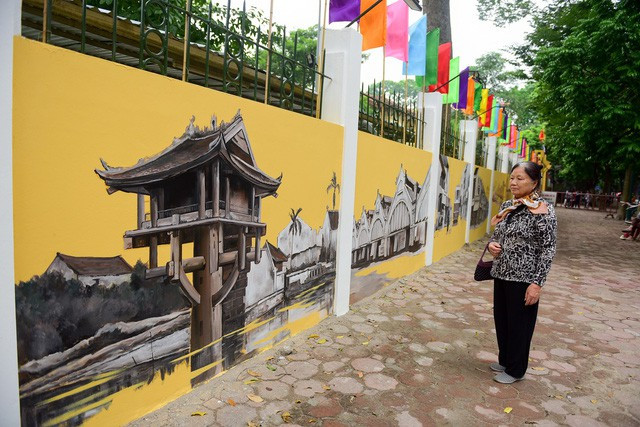 Bức tranh bích họa gồm 28 tác phẩm, trong đó ngoài 3 bức tranh về trường THPT Phan Đình Phùng, 25 bức còn lại về chủ đề Thăng Long Hà Nội xưa. Ảnh: Toàn Vũ Bức tranh bích họa gồm 28 tác phẩm, trong đó ngoài 3 bức tranh về trường THPT Phan Đình Phùng, 25 bức còn lại về chủ đề Thăng Long Hà Nội xưa. Ảnh: Toàn Vũ