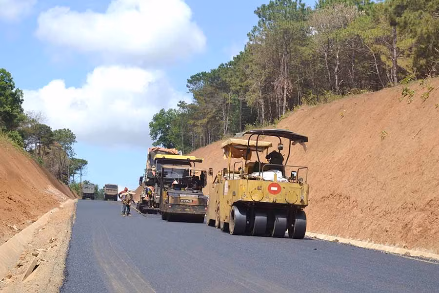  Đơn vị thi công tiến hành thảm bê tông nhựa tại dự án đường Hồ Chí Minh đoạn tuyến tránh đô thị Pleiku (đoạn chạy qua xã Gào, TP. Pleiku). Ảnh: Lê Hòa