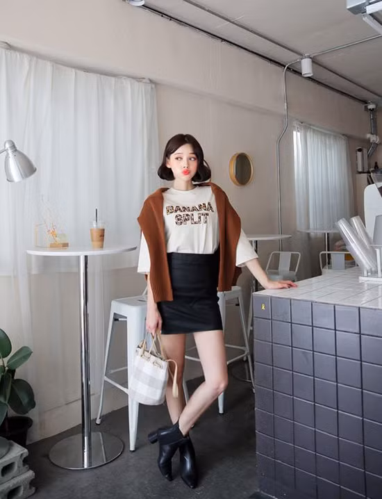  Áo hoodie, áo sweater là hai mẫu trang phục thường được chọn để kết hợp cùng các mẫu chân váy siêu ngắn. Để hoàn thiện set đồ mang phong cách năng động nên chọn thêm bốt da cổ thấp.