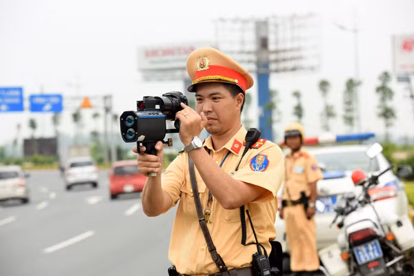 Súng bắn tốc độ hiện vẫn được coi là công cụ chủ yếu để phát hiện và ngăn ngừa vi phạm cũng như phòng ngừa nguy cơ xảy ra TNGT do hành vi chạy quá tốc độ (Ảnh: CSGT kiểm tra tốc độ phương tiện trên tuyến đường Võ Nguyên Giáp) - Ảnh: Khánh Linh