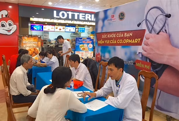  Tư vấn sức khỏe miễn phí cho khách hàng. Ảnh: Hồng Thi