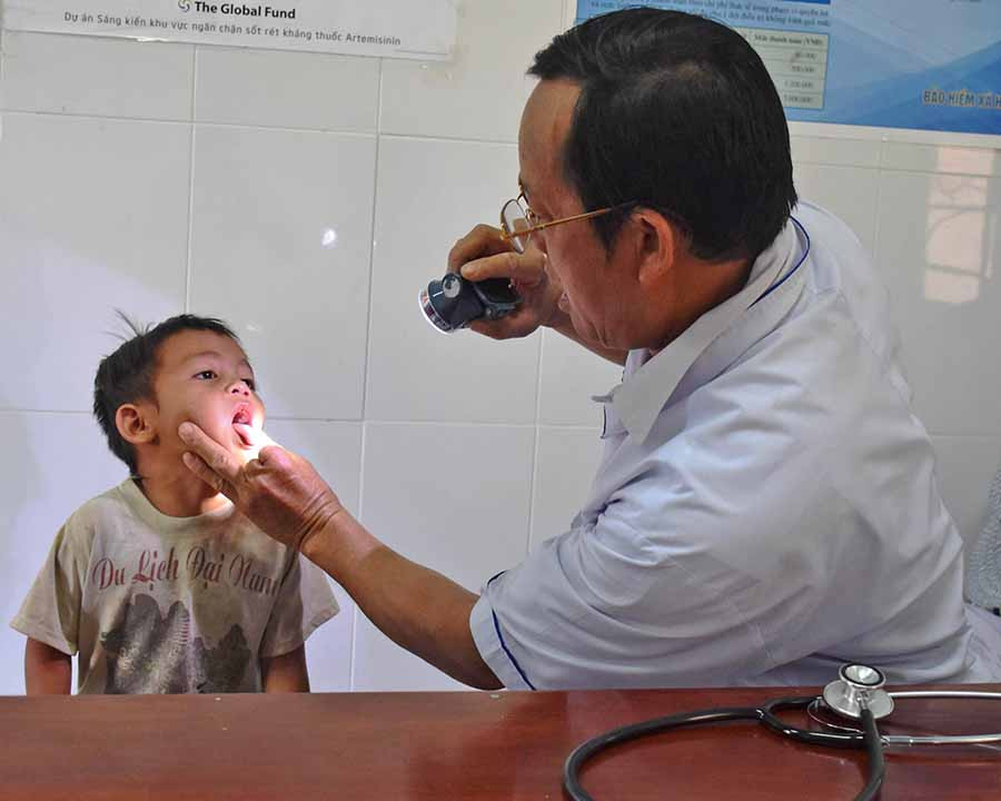  Bác sĩ Trạm Y tế xã Ia Boòng khám cho bệnh nhi. Ảnh: T.D