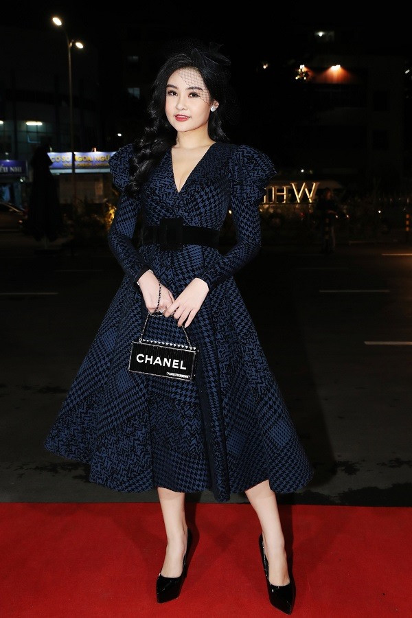 Sự xuất hiện của Lê Âu Ngân Anh lập tức thu hút sự chú ý của truyền thông. Đây cũng là thời điểm tròn một năm sau vụ lùm xùm đăng quang Hoa hậu Đại dương đầy tai tiếng của người đẹp sinh năm 1995. Sự xuất hiện của Lê Âu Ngân Anh lập tức thu hút sự chú ý của truyền thông. Đây cũng là thời điểm tròn một năm sau vụ lùm xùm đăng quang Hoa hậu Đại dương đầy tai tiếng của người đẹp sinh năm 1995.