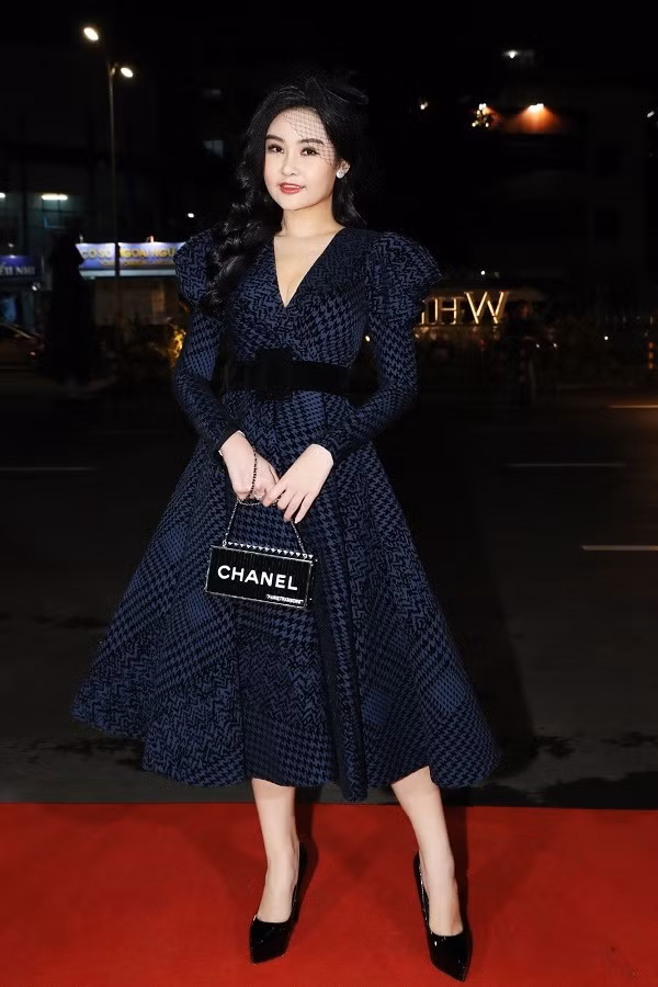 Sự xuất hiện của Lê Âu Ngân Anh lập tức thu hút sự chú ý của truyền thông. Đây cũng là thời điểm tròn một năm sau vụ lùm xùm đăng quang Hoa hậu Đại dương đầy tai tiếng của người đẹp sinh năm 1995.