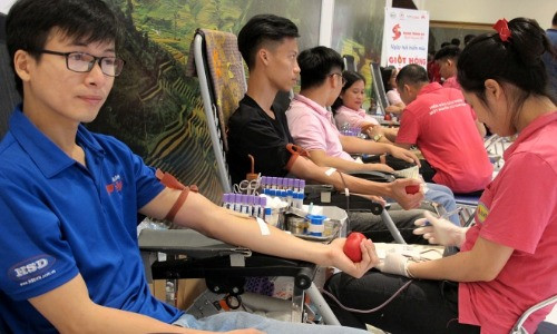 Những người hiến máu tình nguyện được lựa chọn nhận quà bằng hiện vật hoặc dịch vụ khám bệnh từ 1/11. Ảnh. Nam Phương Những người hiến máu tình nguyện được lựa chọn nhận quà bằng hiện vật hoặc dịch vụ khám bệnh từ 1/11. Ảnh. Nam Phương