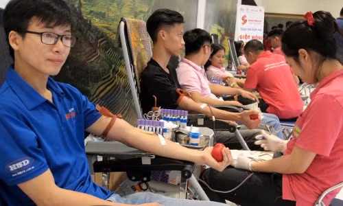 Những người hiến máu tình nguyện được lựa chọn nhận quà bằng hiện vật hoặc dịch vụ khám bệnh từ 1/11. Ảnh. Nam Phương