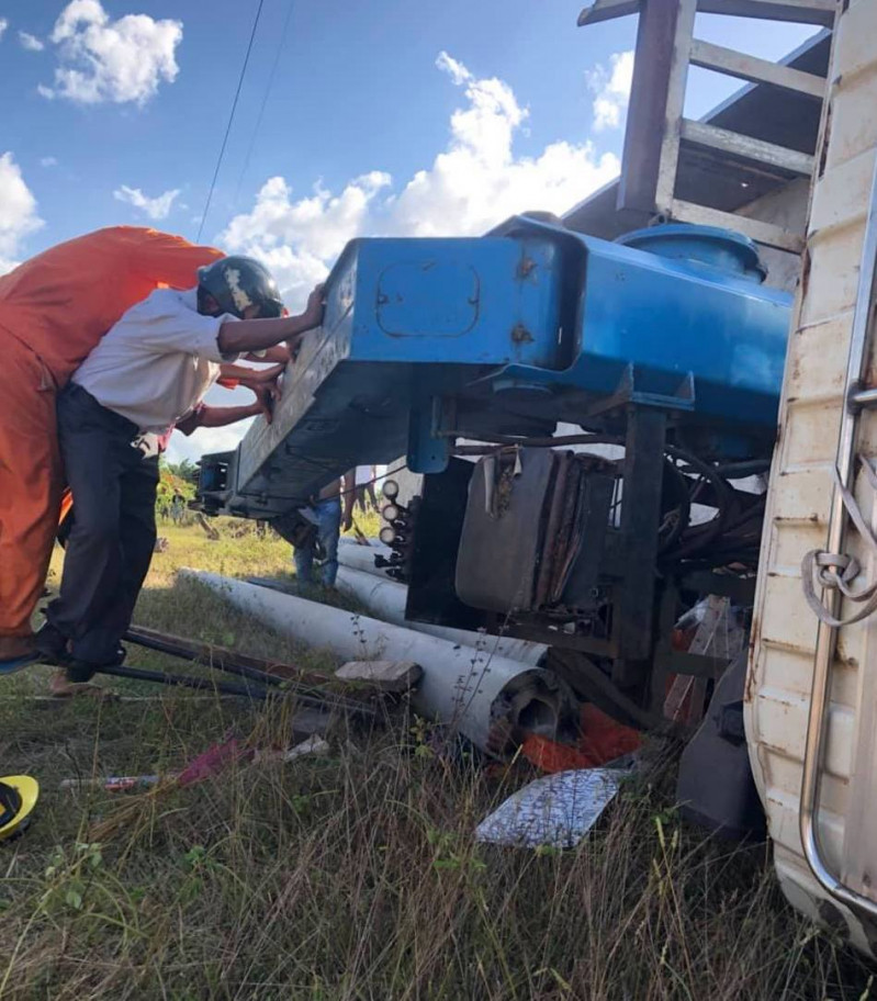 Hiện công an huyện Ea Súp đã tạm giữ tài xế lái xe cẩu để điều tra, làm rõ nguyên nhân vụ tai nạn hi hữu trên (Ảnh CTV).