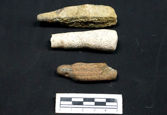  Dụng cụ bàn mài của cư dân văn hóa Sa Huỳnh được phát hiện ở di tích Suối Chình. Ảnh: Ngọc Khôi. 