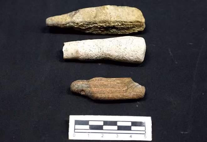  Dụng cụ bàn mài của cư dân văn hóa Sa Huỳnh được phát hiện ở di tích Suối Chình. Ảnh: Ngọc Khôi. 