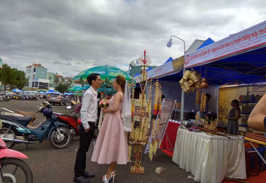 Một cặp đôi đến Khu giới thiệu sản phẩm để chụp ảnh cưới vì quá đẹp. Ảnh: Dã Quỳ