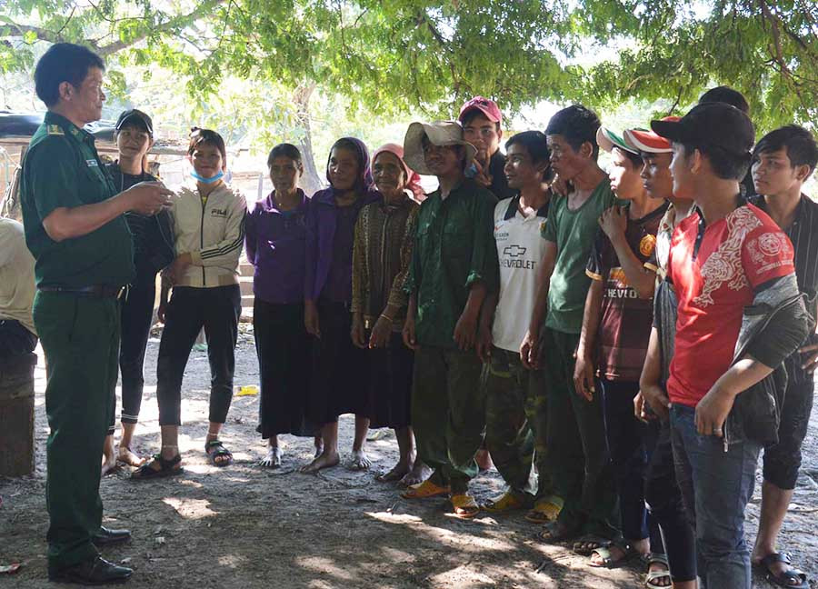  Cán bộ Đồn Biên phòng Ia Mơr tuyên truyền pháp luật cho người dân. Ảnh: A.H