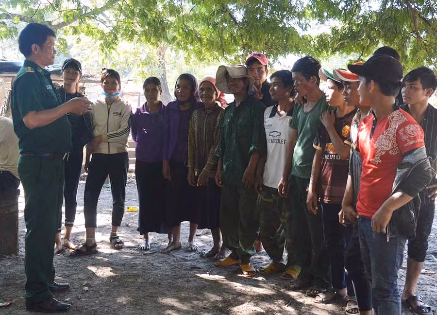  Cán bộ Đồn Biên phòng Ia Mơr tuyên truyền pháp luật cho người dân. Ảnh: A.H