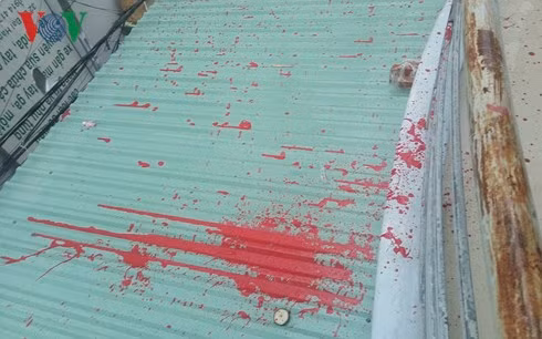 Nhà của ông Nguyễn Văn Nuôi ở Nha Trang bị đối tượng cho vay nặng lãi, đòi nợ thuê khủng bố bằng sơn màu đỏ.