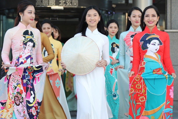 Người mẫu nhỏ tuổi trình diễn cùng các du học sinh Việt tại Nhật. Người mẫu nhỏ tuổi trình diễn cùng các du học sinh Việt tại Nhật.