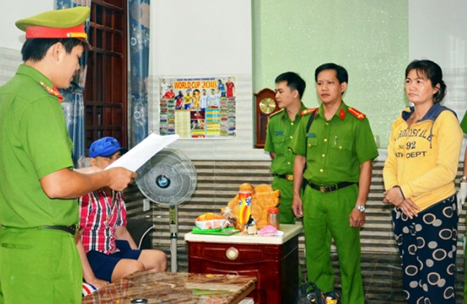 Nguyễn Thị Kim Thoa nghe đọc lệnh bắt