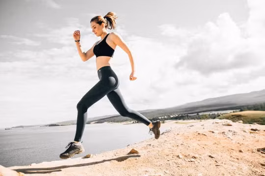 Chạy bộ là một trong 3 môn thể thao hàng đầu giúp bạn trẻ mãi không già