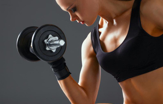 Tập tạ là một trong những lựa chọn giúp bạn giảm nguy cơ đột quỵ, đau tim và nhiều bệnh khác - ảnh minh họa từ internet