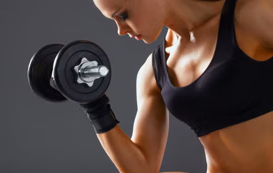 Tập tạ là một trong những lựa chọn giúp bạn giảm nguy cơ đột quỵ, đau tim và nhiều bệnh khác - ảnh minh họa từ internet