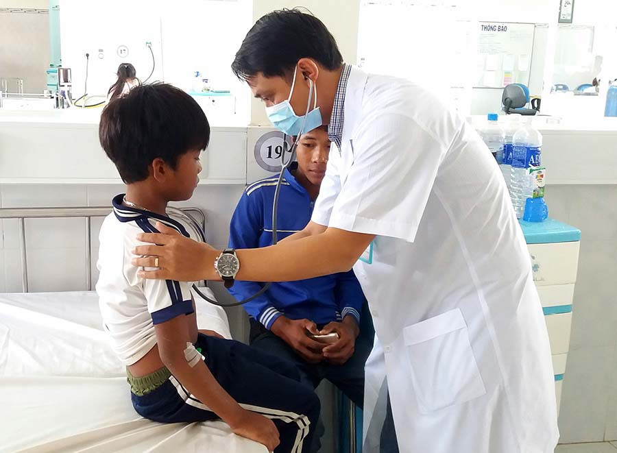 Em Đinh Đang (làng Tpôn 1, xã Yang Nam, huyện Kông Chro) phải nhập viện cấp cứu do ngộ độc sau khi ăn thịt cóc. Ảnh: N.Y  Em Đinh Đang (làng Tpôn 1, xã Yang Nam, huyện Kông Chro) phải nhập viện cấp cứu do ngộ độc sau khi ăn thịt cóc. Ảnh: N.Y