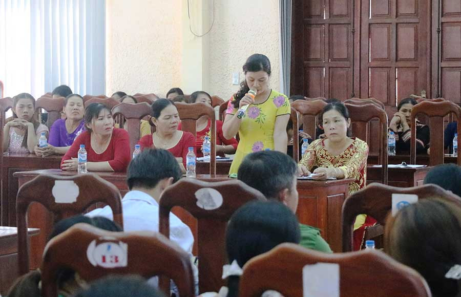 Hội viên phụ nữ đặt câu hỏi, kiến nghị với Thường trực Huyện ủy Chư Pưh. Ảnh: Ngọc Thu