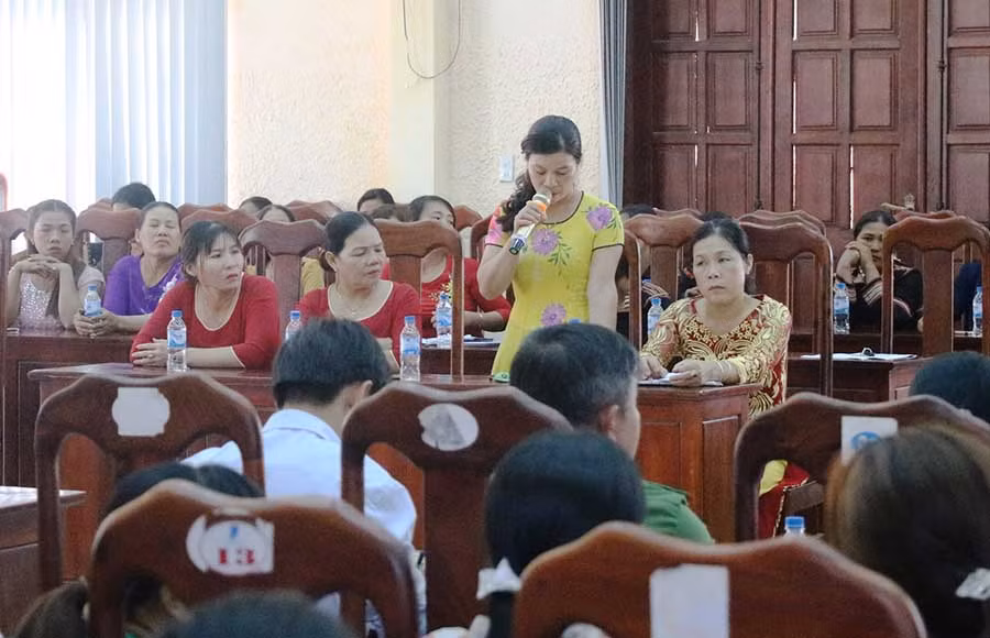 Hội viên phụ nữ đặt câu hỏi, kiến nghị với Thường trực Huyện ủy Chư Pưh. Ảnh: Ngọc Thu