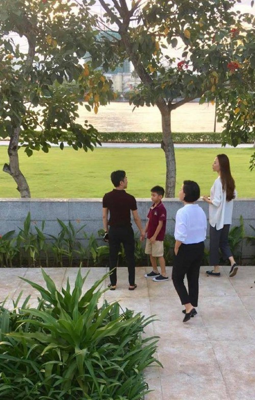 Hình ảnh cặp đôi đi xem nhà được cư dân mạng chia sẻ.