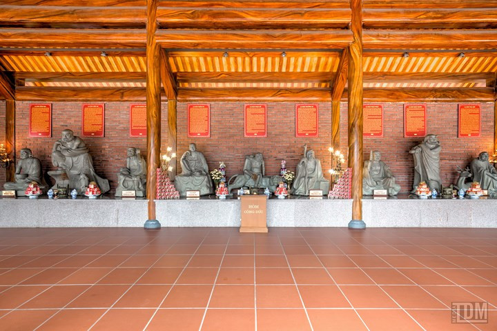  Cùng với đó, khuôn viên chùa được thiết kế công phu, tạo cảnh quan đẹp dựa theo địa thế tự nhiên nằm trên đỉnh núi của chùa.