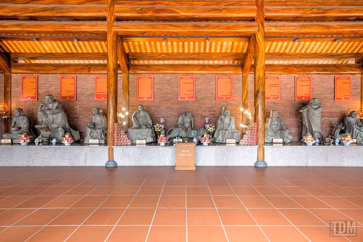  Cùng với đó, khuôn viên chùa được thiết kế công phu, tạo cảnh quan đẹp dựa theo địa thế tự nhiên nằm trên đỉnh núi của chùa.