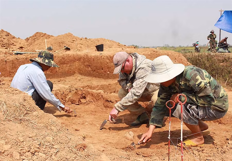  Các nhà khảo cổ học khai quật tại di chỉ Rộc Tưng. Ảnh: Hồng Thi