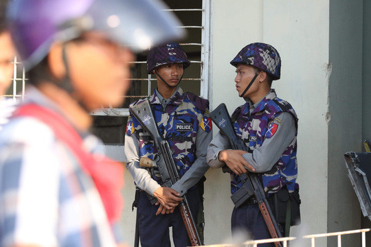 Lực lượng an ninh làm việc khá nhàn nhã dù không khí khá sôi sục