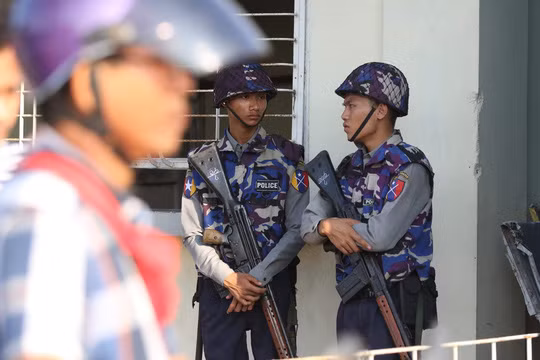 Lực lượng an ninh làm việc khá nhàn nhã dù không khí khá sôi sục