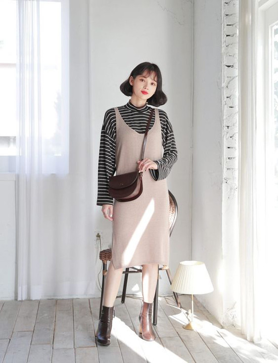 Diện váy hai dây cùng các kiểu áo dệt kim là phong cách được ưa chuộng ở mùa đông năm ngoái. Nếu vẫn chuộng style này, các nàng có thể chọn các kiểu váy len hợp mốt để tạo cảm giác mới mẻ. Diện váy hai dây cùng các kiểu áo dệt kim là phong cách được ưa chuộng ở mùa đông năm ngoái. Nếu vẫn chuộng style này, các nàng có thể chọn các kiểu váy len hợp mốt để tạo cảm giác mới mẻ.