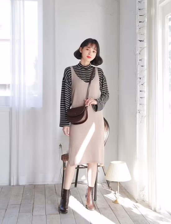 Diện váy hai dây cùng các kiểu áo dệt kim là phong cách được ưa chuộng ở mùa đông năm ngoái. Nếu vẫn chuộng style này, các nàng có thể chọn các kiểu váy len hợp mốt để tạo cảm giác mới mẻ.