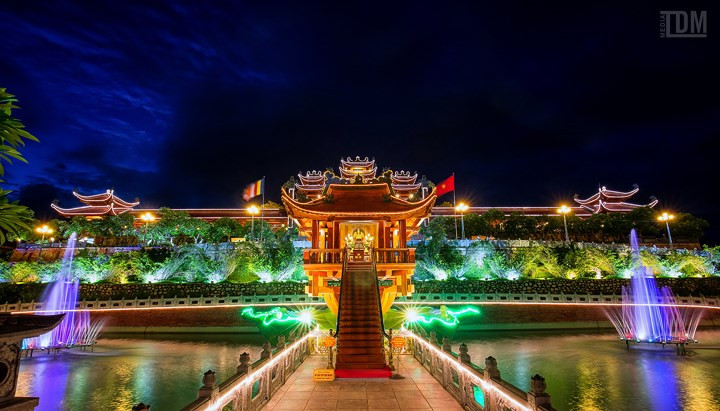  Mặt trước tam quan nội có khắc nổi câu đối bằng chữ Hán. Tam quan nội nhìn ra hồ nước hình bán nguyệt có bố trí ghế đá, tiểu cảnh, cây xanh. Giữa hồ là ngôi chùa được thiết kế theo kiến trúc chùa Một Cột (Hà Nội) tọa trên lá sen cách điệu.