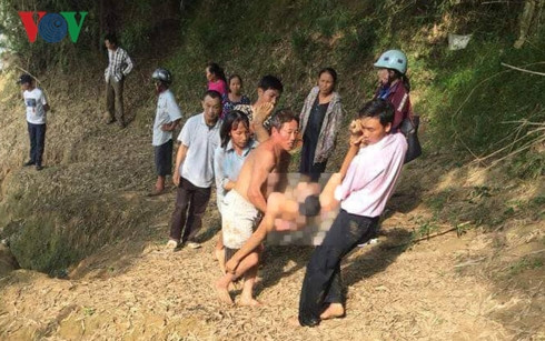 Thi thể một trong các nạn nhân được tìm thấy. 