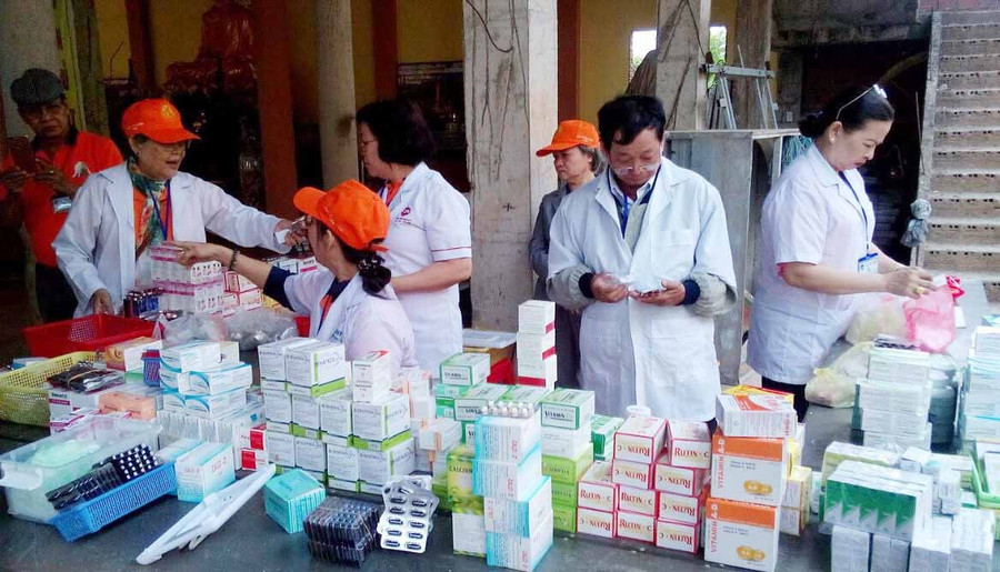 Chuẩn bị cơ số thuốc phát cho người dân. Ảnh: Hồng Ngọc