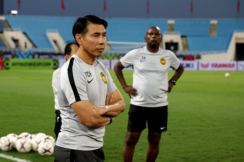 HLV đội Malaysia trầm tư... 