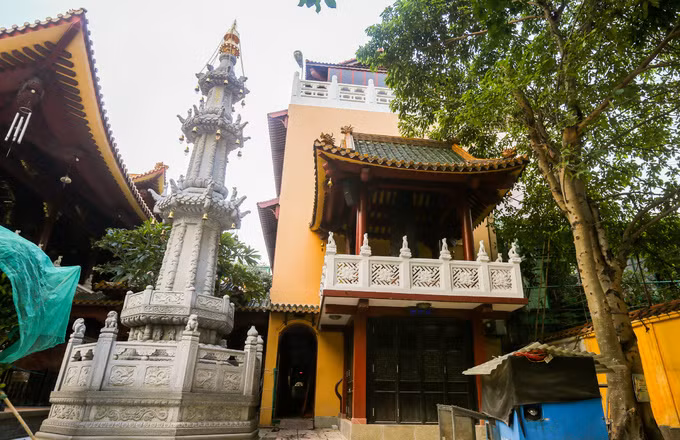 Phía dưới chánh điện là phòng giảng kinh thuyết pháp; đối xứng hai bên là Ðông đường và Tây đường, nơi tiếp khách, nghỉ ngơi của các tăng ni.