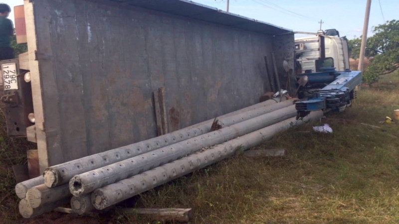  Vào thời điểm xe bị lật, trên thùng xe chở hai công nhân đã bị trụ điện đè tử vong (Ảnh CTV).