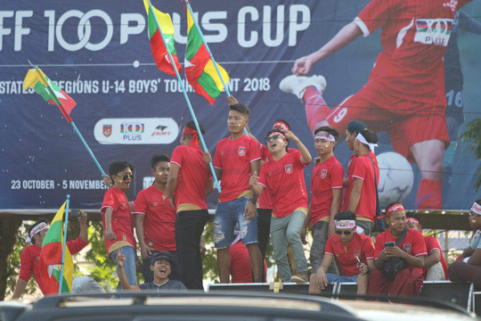 Các CĐV Myanmar tụ tập ca hát trước cổng sân Thuwunna