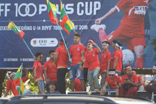 Các CĐV Myanmar tụ tập ca hát trước cổng sân Thuwunna