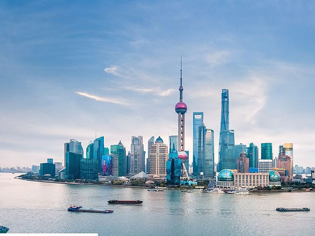  Các tòa nhà cao tầng của Thượng Hải, được chụp trong một hình ảnh trên cao. Ý nghĩa tên của thành phố Thượng Hải là 'trên biển'. Điều này ám chỉ đến vị trí của Thượng Hải dọc theo đồng bằng sông Dương Tử gần Biển Đông.