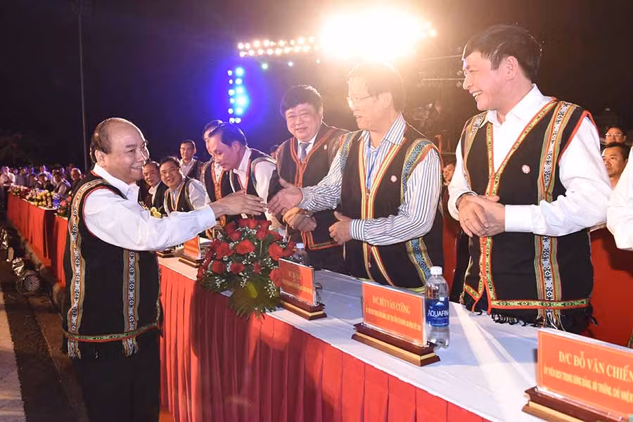 Thủ tướng bắt tay các đại biểu. Ảnh: Đ.T