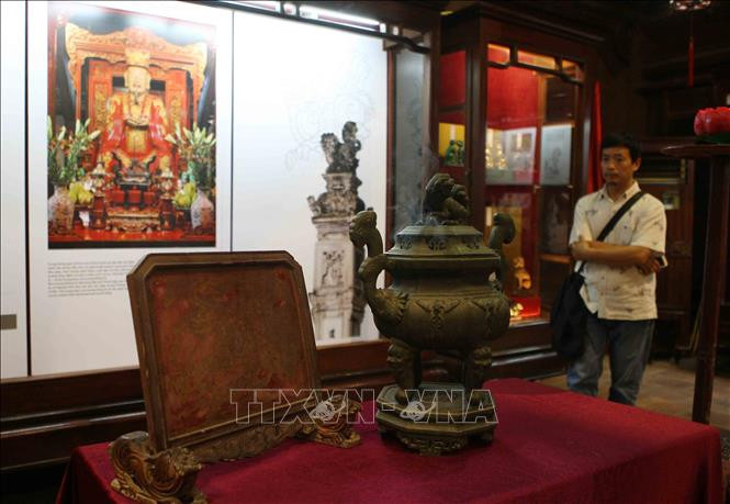 Khách tham quan triển lãm trong tối khai mạc. Ảnh: Thanh Tùng/TTXVN