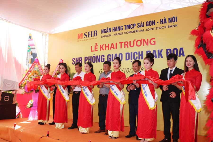  Cắt băng khai trương Phòng Giao dịch Đak Đoa. Ảnh: H.T